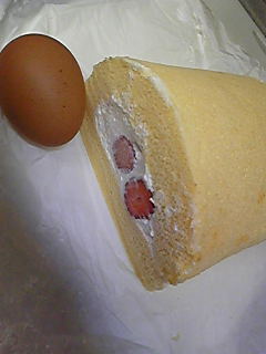身内がロールケーキ焼いてくれた