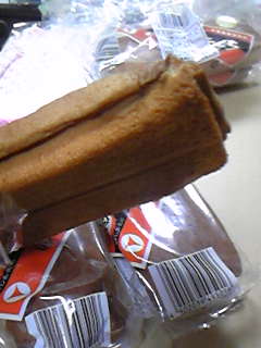 二個に見えますが焼くとき型からはみ出したカステーラ部分がそう見えてるだけらしい。