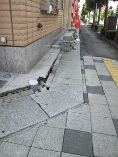 まだ修復にいろいろかかっているかんじ。水戸駅前くらいのビル。