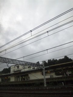 曇り空。降りだしそう。もうすぐ上野。