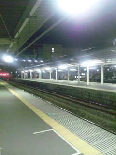 早朝の駅は寒い。まだ真っ暗です。