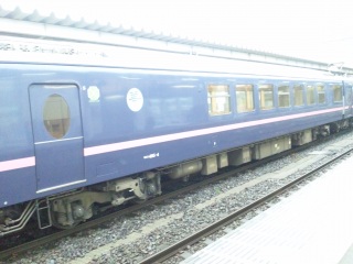 お座敷列車が隣にいた。