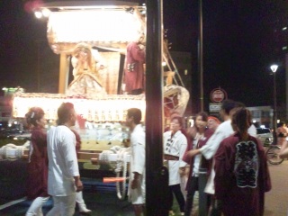 小さい山車がでてたたが、雨のために本祭は明日らしい。