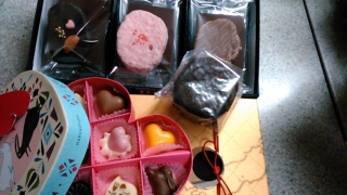 マフィンに見えるの焼きチョコですぜ。箱までこっててかわいいのやらかっこいいのやら!